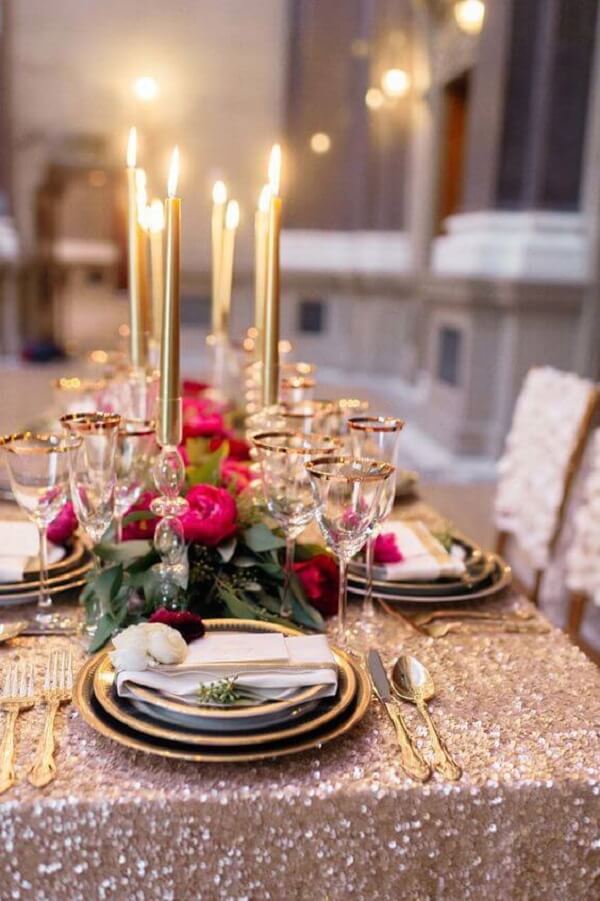 Cores para festa na cor dourada e vermelha para mesa de jantar