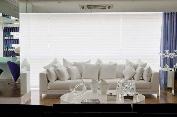 Cortina branca persiana na sala de estar