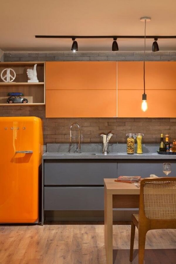 Cozinha cinza azulado com armário laranja