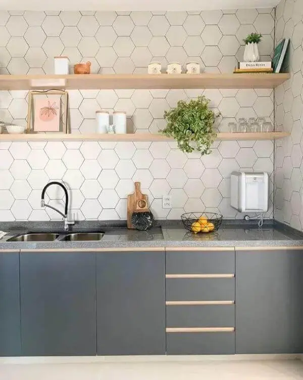 Cozinha cinza azulado com prateleira de madeira e bancada de granito