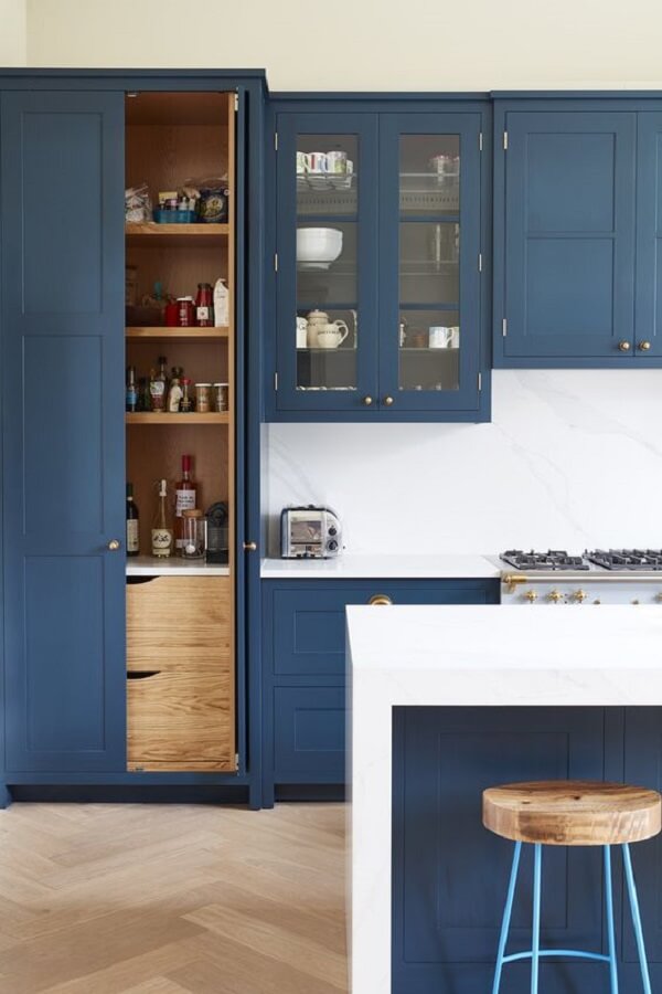 Cozinha com armários cinza azulado