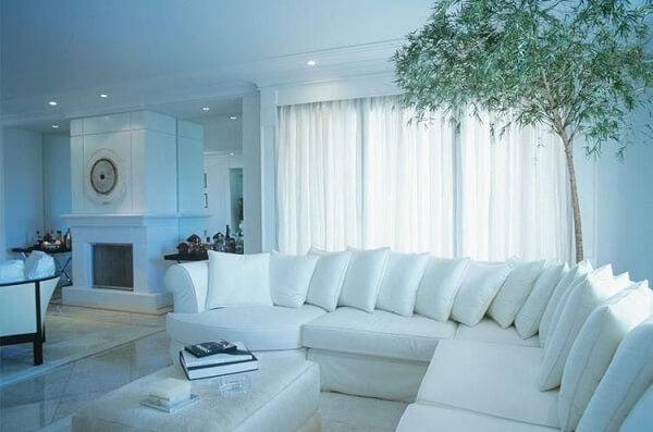 Cozinha com sofá e cortina branca
