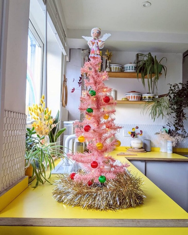 Cozinha decorada com árvore de natal rosa