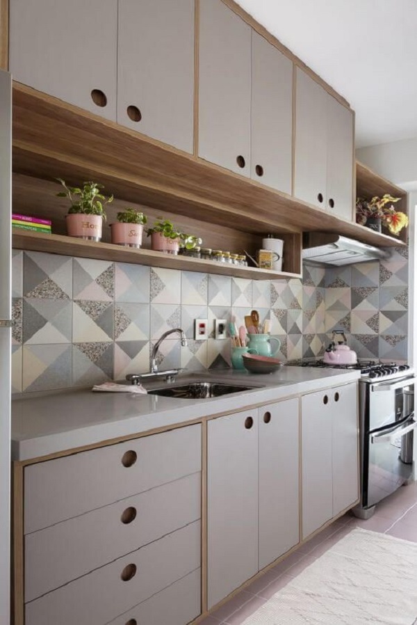 Cozinha moderna com revestimento geométrico e armário para cozinha com pia
