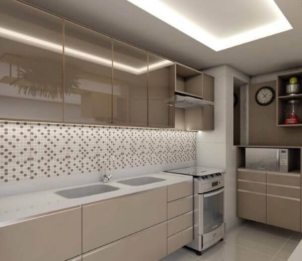 Decoração bege com armário de cozinha com pia e bancada branca