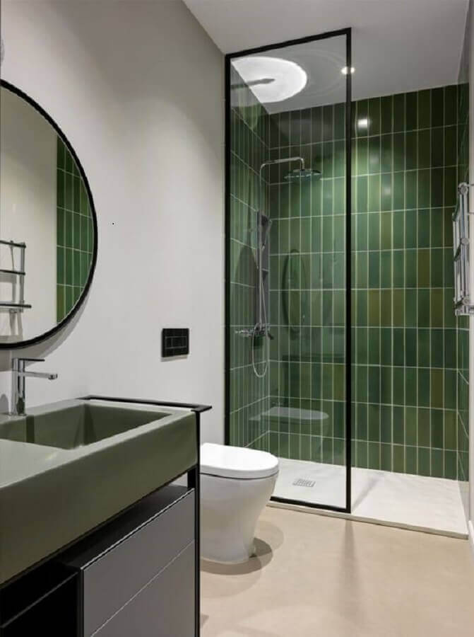 decoração clean com espelho redondo e box de banheiro verde Foto AD Russia