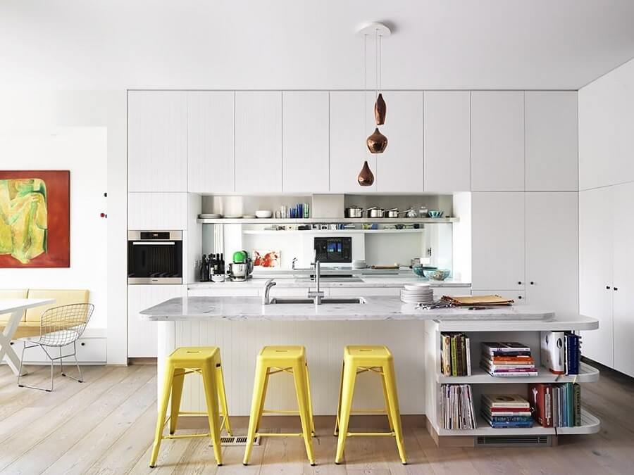 Decoração clean de cozinha branca com banquetas amarelas Foto Luigi Rosselli Architects