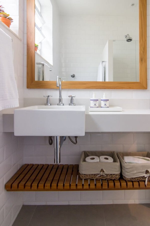 Decoração clean para banheiro com espelho de madeira Foto Mallemont Arquitetura