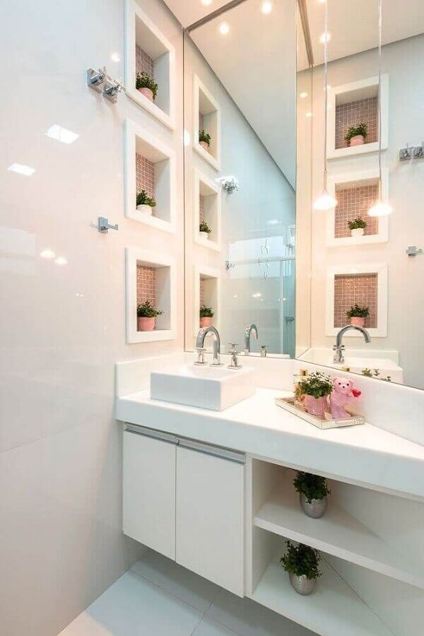 Decoração clean para banheiro com nicho branco e rosa Foto Homify