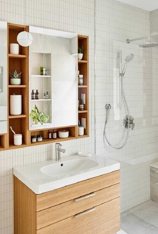 Decoração clean para banheiro com nicho de madeira pequeno e gabinete suspenso Foto Otimizi