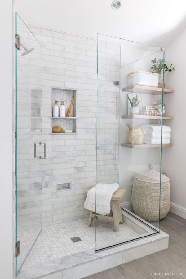 Decoração clean para banheiro com parede tijolinho de mármore Foto Kris - Driven by Decor