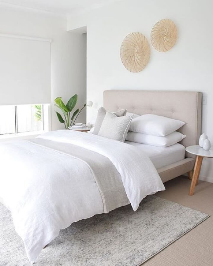 Decoração clean para quarto de casal minimalista com cabeceira estofada cinza Foto Estofos PT