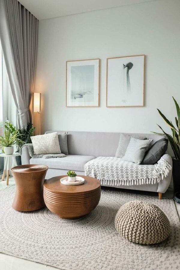 Decoração clean para sala com sofa cinza e puff de crochê Foto Minh Pham – Unsplash