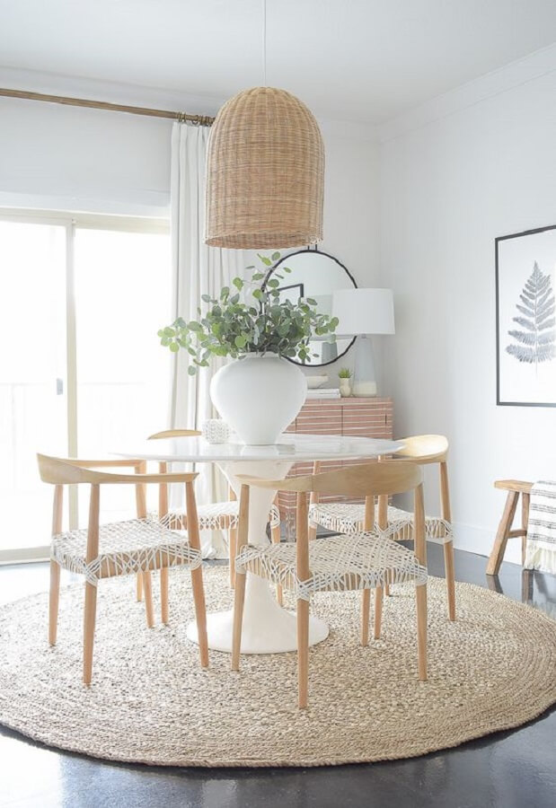 Decoração clean para sala de jantar com mesa redonda e tapete sisal Foto ZDesign At Home