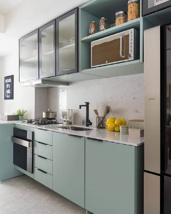 Decoração com armário de cozinha com pia na cor verde 
