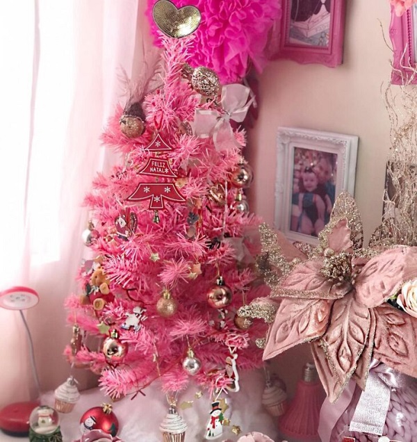 Decoração com árvore de natal rosa e dourado