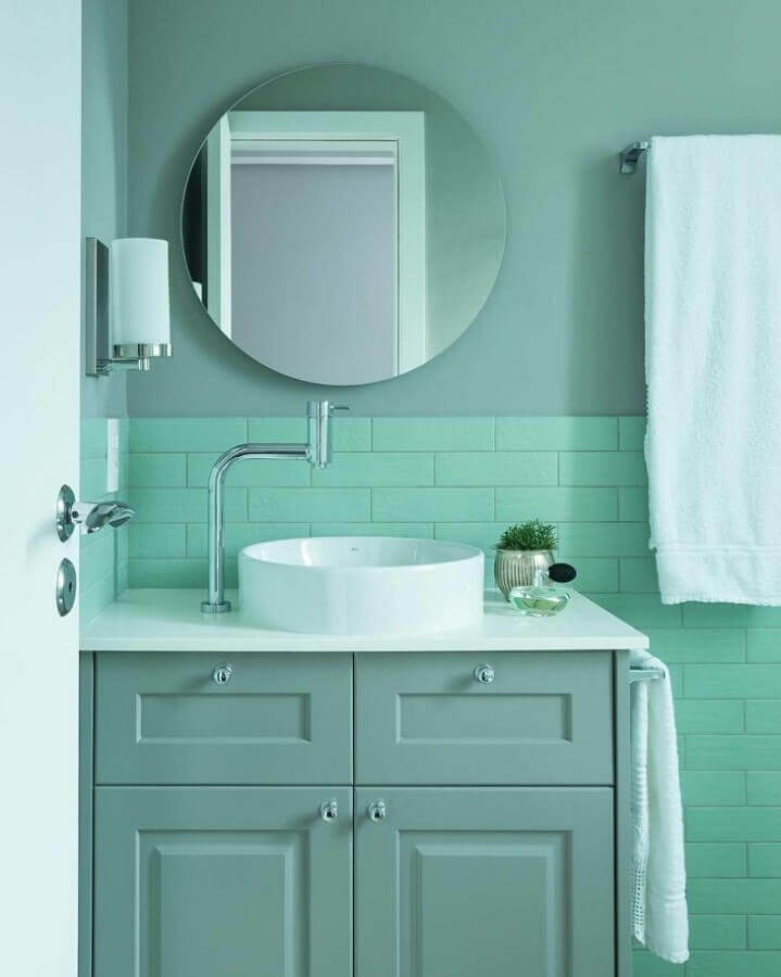 Decoração com espelho redondo para banheiro verde água Foto Studio Gabriel Bordin