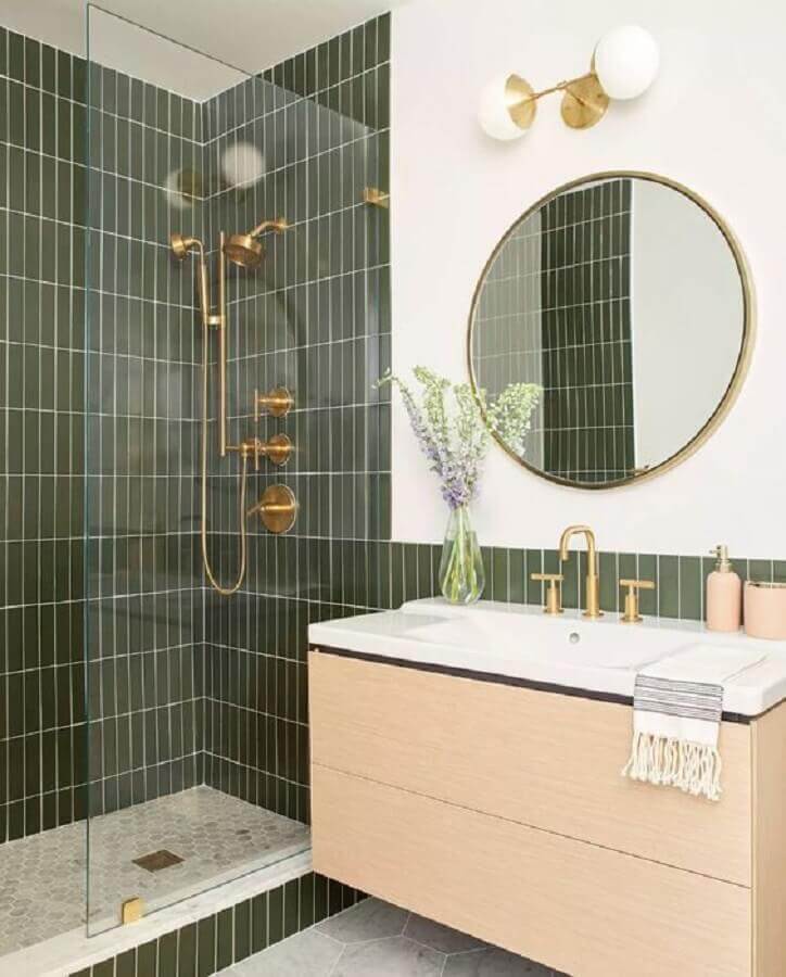 Decoração com espelho redondo e box de banheiro verde Foto Casa Vogue