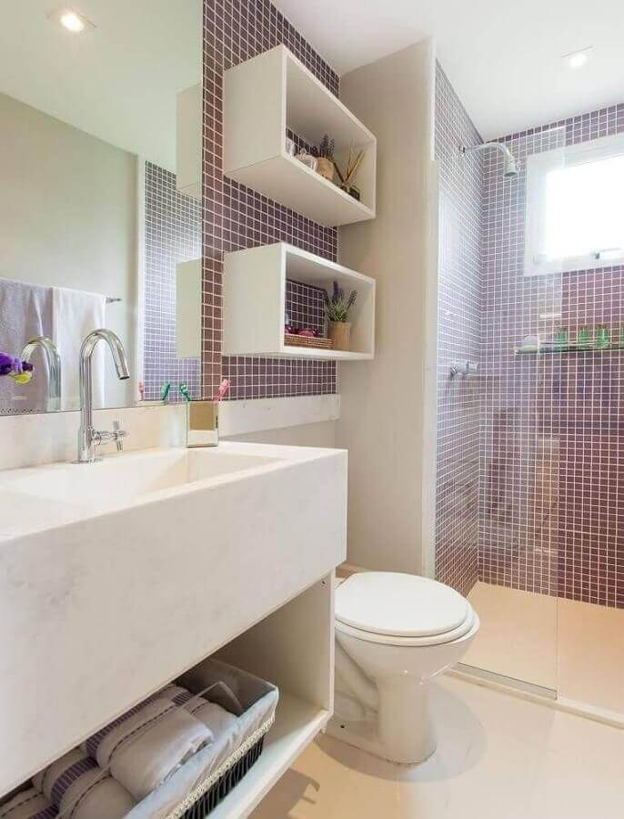 Decoração com pastilha roxa para banheiro com nicho branco Foto Homify