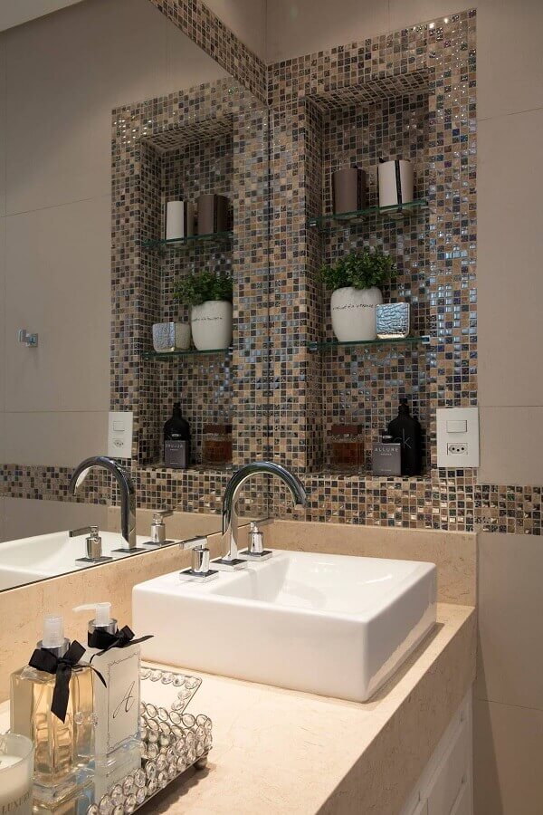 Decoração com pastilhas para banheiro com nichos embutidos Foto Homify