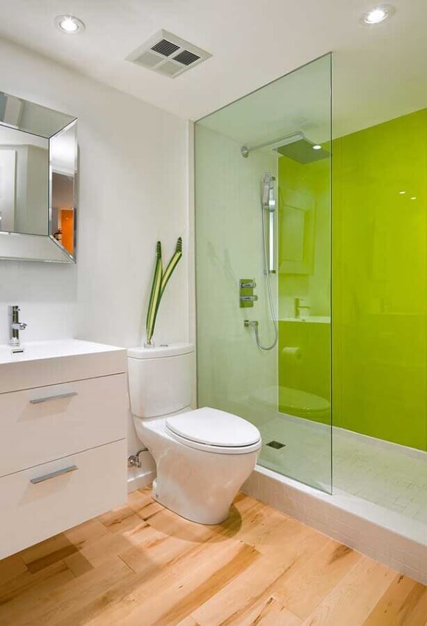 Decoração com piso de madeira e box de banheiro verde limão Foto Decor Fácil