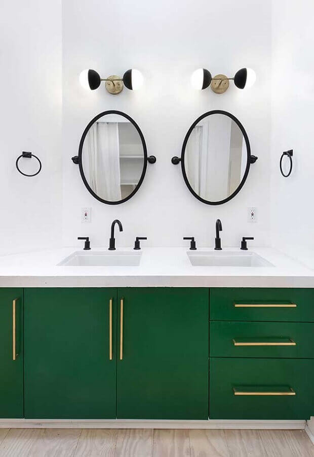 decoração com puxador dourado para gabinete de banheiro verde e branco Foto Homedit