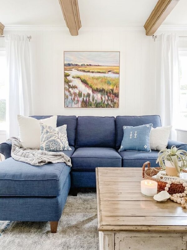 Decoração com sofá cinza azulado claro