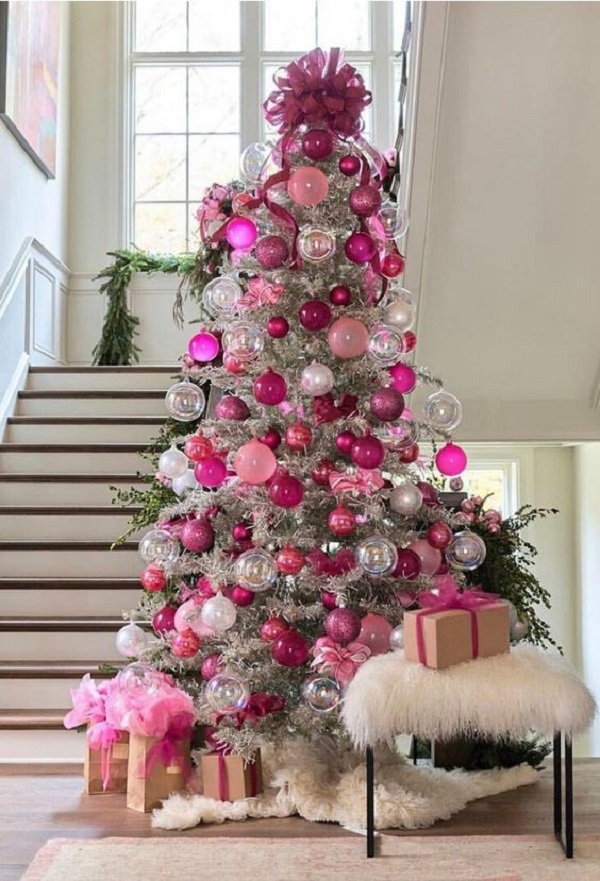 Decoração criativa com árvore de natal com enfeites rosa e branca