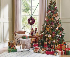 Decoração de Natal para sala com presentes e pinheiro Tok&Stok