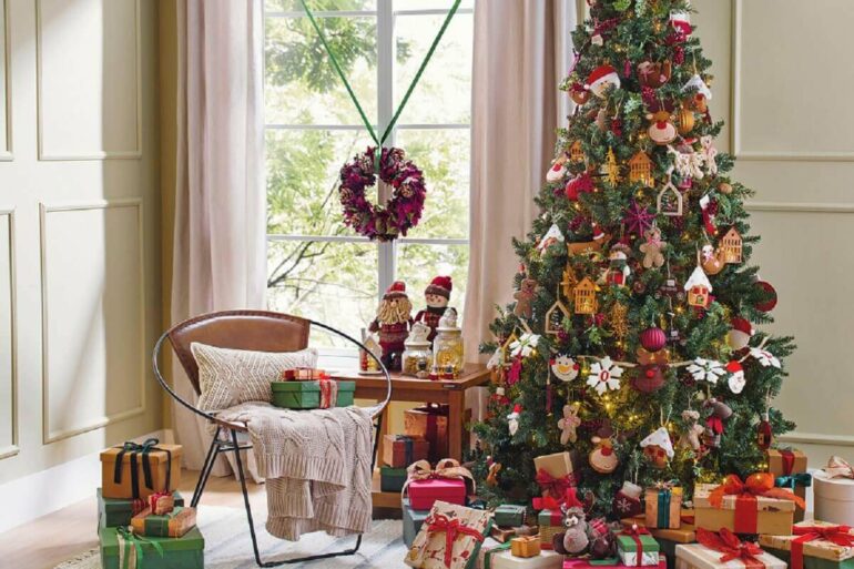Decoração de Natal para sala com presentes e pinheiro Tok&Stok
