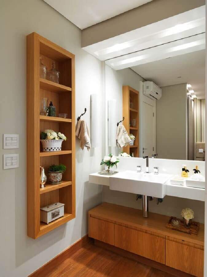 Decoração de banheiro com nicho e gabinete de madeira Foto Susan Bortoletto