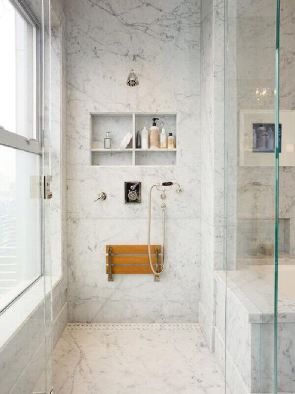 Decoração de banheiro com nicho no box de mármore Foto Otimizi