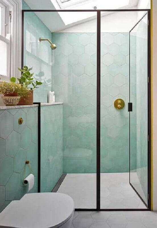 Decoração de banheiro verde claro com revestimento hexagonal Foto ArchZine