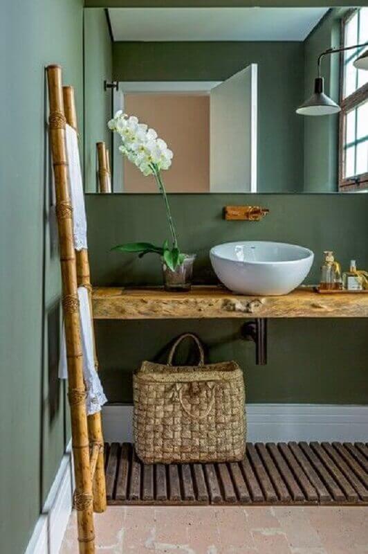 Decoração de banheiro verde com bancada de madeira rústica Foto Casa Trés Chic