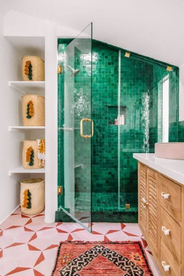 Decoração de banheiro verde e branco com gabinete de madeira e cuba rosa redonda Foto Homify
