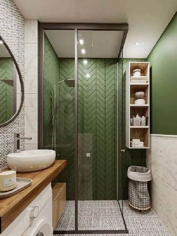 Decoração de banheiro verde pequeno com nichos brancos e bancada de madeira Foto LIV Decora