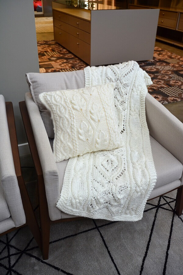  Decoração de sala com manta e almofada de crochê para sala Foto Circulo