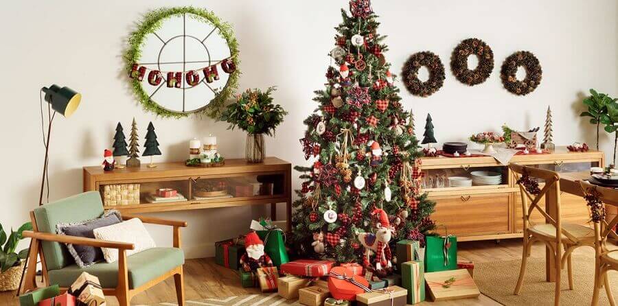 Decoração de sala com presentes e arvore de Natal Foto Tok&Stok