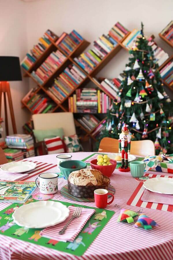 Decoração divertida para mesa natalina com toalha listrada Foto Letícia Padilha para MOOUI 