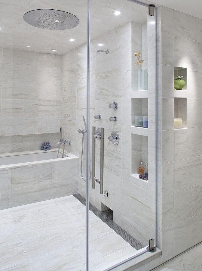  Decoração em cores claras para banheiro com nichos embutidos Foto Concept Contract Inc