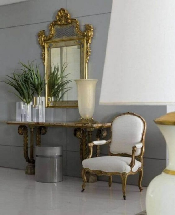 Decoração estilo retrô com móveis na cor dourada barroco