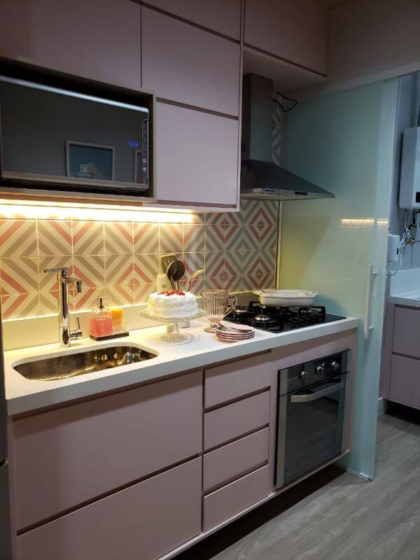Decoração moderna com armário de cozinha com cuba e portas na cor rosa