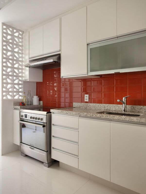 Decoração moderna com armário de cozinha com pia e revestimento vermelho