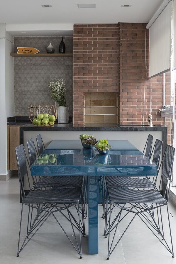 Decoração moderna com churrasqueira para área gourmet em espaço pequeno em apartamento Foto Barbara Dundes