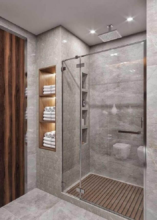 Decoração moderna com revestimento cinza para banheiro com com nichos embutidos de madeira Foto Futurist Architecture
