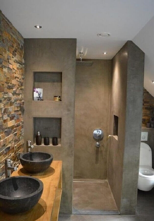 Decoração moderna de banheiro planejado com nicho embutido e parede de pedra Foto Decor Fácil