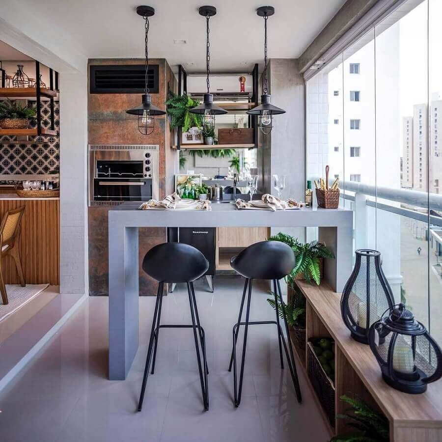 Decoração moderna de espaço gourmet pequeno com churrasqueira e banqueta alta Foto Casinha Arrumada