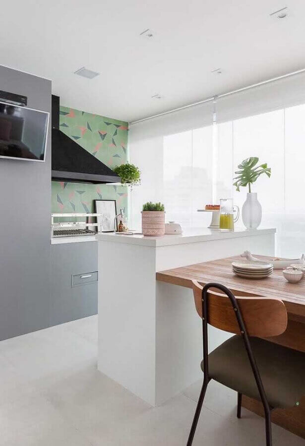 Decoração moderna de espaço gourmet pequeno com churrasqueira e revestimento verde Foto Decor Fácil