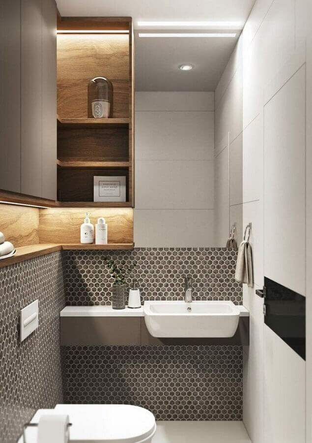  Decoração moderna para banheiro com nicho embutido de madeira e pastilha hexagonal Foto Futurist Architecture