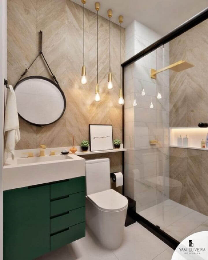 Decoração moderna para banheiro verde e bege com luminária pendente e espelho redondo Foto Yan Oliveira